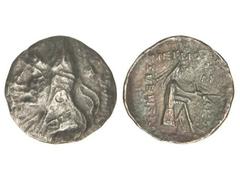 1/2 Dracma o Dracma de peso reducido. PHRIAPATIOS (185-170 a.C.)/ MITHRADATES I (171-138 a.C.). PARTIA. CECA INCIERTA. Anv.: Busto del rey a izquierda con bashlyk. Rev.: Arquero sentado a derecha, alr