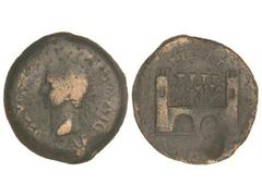 Dupondio. ÉPOCA DE TIBERIO. EMERITA AUGUSTA. Anv.: DIVVS (AVGVSTVS) PATER C. A. E. Cabeza radiada a izquierda. Rev.: AVGVSTA EMERITA. Puerta. 23,47 grs. AE. Pátina oscura. AB-1032. BC/MBC-.