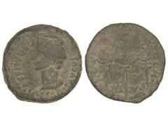 Dupondio. ÉPOCA DE AUGUSTO. COLONIA PATRICIA. Anv.: PERMISSV CAESARIS AVGVSTI. Cabeza descubierta de Augusto a izquierda. Rev.: Enseñas y águila legionaria, alrededor COLONIA PATRICIA. 19,40 grs. AE. 