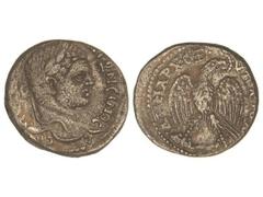 Tetradracma . 214-5 d.C. CARACALLA . ANTIOQUÍA . Anv.: Cabeza laureada a derecha. Rev.: Águila en pie vuelta a derecha con las alas abiertas. 12,89 grs. AR. (Porosidad). Prieur-217. MBC .