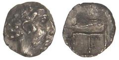 GREEK COINS Tetartemorion. 480-450 a.C. KOLOPHON. IONIA. Anv.: Cabeza de Apolo laureada a derecha. Rev.: TE en monograma. 0,22 grs. AR. Se-4343. MBC+.