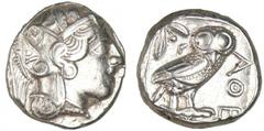 Attique - Athènes - Tétradrachme (350-306 av. J.-C.) A/ Tête d'Athéna à droite, coiffée du casque attique à cimier. R/ ΑΘΕ. Chouette debout à droite, la tête de face. Le tout dans les restes d'un carr