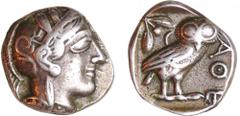 Attique - Athènes - Tétradrachme (449-413 av. J.-C.) A/ Tête d'Athéna à droite, coiffée du casque attique à cimier. R/ ΑΘΕ. Chouette debout à droite, la tête de face. Le tout dans les restes d'un carr