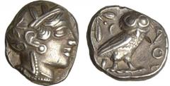 Attique - Athènes - Tétradrachme (449-413 av. J.-C.) A/ Tête d'Athéna à droite, coiffée du casque attique à cimier. R/ ΑΘΕ. Chouette debout à droite, la tête de face. Le tout dans les restes d'un carr