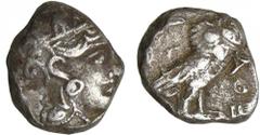 Attique - Athènes - Tétradrachme (350-306 av. J.-C.) A/ Tête d'Athéna à droite, coiffée du casque attique à cimier. R/ ΑΘΕ. Chouette debout à droite, la tête de face. Le tout dans les restes d'un carr