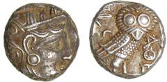 Attique - Athènes - Tétradrachme (350-306 av. J.-C.) A/ Tête d'Athéna à droite, coiffée du casque attique à cimier. R/ ΑΘΕ. Chouette debout à droite, la tête de face. Le tout dans les restes d'un carr