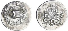 Mysie - Cistophore - Pergame (180-133 av. J-C). A/ Anépigraphe. Ciste mystique de laquelle s'échappe un serpent. Le tout dans une couronne dionysiaque. R/ Arc et goryte ornés d'un aplustre entre deux 