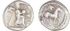GREEK COINS Ligue Thessalienne - Larissa - Obole (440-420 av. J.-C.) A/ Cheval à droite surmonté d'une tête de lion. R/ ΛΑRI Nynphe Larissa assise à droite. TTB GC.2110-BMC.7.15 Ar ; 0.95 gr ; 10 mm
