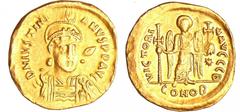 BYZANTINE COINS Justinien 1er - Solidus (527-563, Constantinople) A/ D N IVSTINIANVS PP AVG. Buste de face casqué tenant une haste derrière la tête. R/ VICTORI AVGGG. (Thetra). Ange de face tenant un 