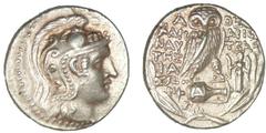 ATTIQUE - Athènes - Tétradrachme nouveau style (166-57 av. J-C) Ar ; 16.69 gr ; 28 mm A/ Tête d'Athéna à droite, coiffée du casque attique à cimier orné d'un griffon bondissant. R/ ΑΘΕ/ ΑΜΜ-ΚΑΛ / ΩΝΙ-