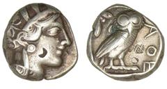 ATTIQUE - Athènes - Tétradrachme (449-413 av. J.-C.) Ar ; 16.71 gr ; 22 mm A/ Tête d'Athéna à droite, coiffée du casque attique à cimier, orné de trois feuilles d'olivier et d'une palmette avec collie