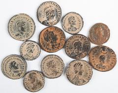 Ancient coins in lots - - Roman coinage Ancient coins in lots - - Roman coinage - A small lot with 12 Roman bronzes, 10 (middle) Folles and 2 Antoniniani: Constantinus I, Gratianus, Numerianus, Valent