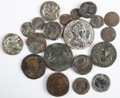 Ancient coins in lots - - Miscellaneous coinage Ancient coins in lots - - Miscellaneous coinage - A small and mixed lot ancient coins incl. 2 larger Greek Roman bronzes (Tarsos c. AD 250), 2 smaller G