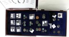 Ancient coins in lots - A collection of appr. 75 ancient coins in mainly bronze but also silver: (small) Folles (Roman and Byzantium), Antoniniani, some Denarii, Asses, etc. - mainly lower grades but 