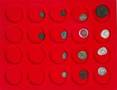 Ancient coins in lots - A lot with Roman coins: 1 Denarius (Hadrianus), 3 Antoniniani (2 x Salonina, Gallienus), a Sestertius of Faustina Minor (nice portrait, patina), a Siliqua (heavily clipped), a 