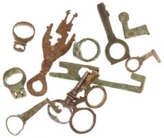 Bodemvondsten - Lot van ca. 12 vnl. bronzen sleutels, Romeins en later