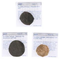 Ancient coins in lots - A lot with 3 Byzantine coins: an AV Hyperpyron of Andronicus II and III (S. 2461), a Follis of Heraclius (Cyprus, with Martina and Heraclius Constantine, S. 849) and a Follis o