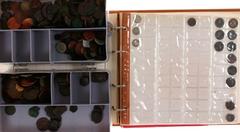 Penningen in doosjes - Divers - Groot lot bodemvondstmunten in minder fraaie staat: Nederlands (wo. Fries butken), Romeins e.a.; album en twee bakjes