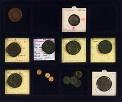 Ancient coins in lots - A wooden presentation box with 6 Roman Sestertii (Marcus Aurelius, Hadrianus, Ant. Pius, Severus Alexander etc.), 6 Roman small Folles 4th century, a Byzantine Follis - totally