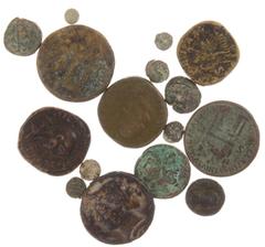 Ancient coins in lots Ancient coins in lots - A small lot with some small ancient bronze coins and 6 replica's of ancient coin