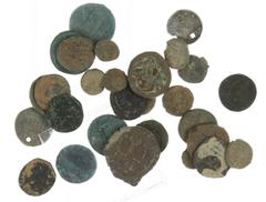 Ancient coins in lots Roman coinage - A lot with 4 Folles: 2 x Carinus, Maximianus and Aurelianus, avg. VF, added more than 20 other ancient bronze coins in lower condition