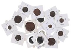 Ancient coins in lots / Byzantine Byzantine coinage - A small lot with mainly Byzantine bronzes (appr. 12 coins), 2 Aspron Trachees and 1 Elektron Histamenon - totally 15 coins in avg. F/VF.