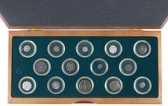 Ancient coins in lots - Miscellaneous Ancient coins in lots - Miscellaneous - A luxury wooden presentation box 'The ancient Greek world collection' with 14 small ancient bronze and silver coins includ