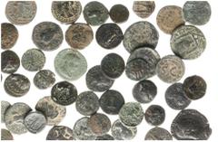 Ancient coins in lots - Miscellaneous Ancient coins in lots - Miscellaneous - A mixed lot with ancient bronzes: Greek, Greek Roman and Roman, including a Sestertius of Philippus I Arabs - in total c. 