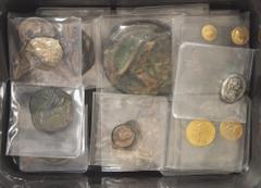 Ancient coins in lots Miscellaneous coinage - An interesting lot 'ancient' (contemporary) (alleged) forgeries and restrikes: 7 gold pieces (real gold, including an Aureus of Licinius, an Aureus of Dia