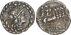 RÖMER RÖMISCHE REPUBLIK : Silbermünzen. Gnaeus Gellius 138 v. Chr. Denar 3,77g. Im Lorbeerkranz: Romakopf n.r.; l. X / Krieger (Mars ?) und Figur in Zivilkleidung in Quadriga n.r.; unten CN.GEL - ROMA