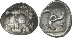 LYKIEN Mithrapata 390-370 v. Chr. Hekte (Diobolon) 1,44g. Löwenskalp v.oben / In Plinthe: M-E-X Triskelis daneben Pfeil. BMC - , SNG v.Aul. - , Bab.Traité 456. ex Slg.Maag 783 R ss