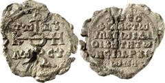 BYZANZ BYZANTINISCHE BLEISIEGEL Theophylaktos, Dioiketes der Eparchien 700/725. Bleisiegel 32/39mm 21,71g. Kreuzmonogramm für QEOTOKE BOHQEI; in den Winkeln TW - DU-LW - CU / + QEOFVLAKTW - VPATW S DI