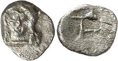 GRIECHEN IONIEN. STÄDTE. KOLOPHON (bei Degirmendere). 1/48 Stater (Tetartemorion) (525/490 v.Chr.) 0,18g. Kopf des Apollon Klarios v.v. / Im Quadrat: Monogramm TE. Milne 7, SNG Cop. 133-134, SNG v.Aul