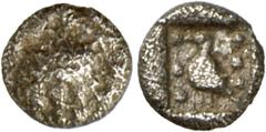 GRIECHEN IONIEN. STÄDTE. MILET (Balat). 1/48 Stater (Tetartemorion) (um 520/510 v.Chr.) 0,23g. Löwenprotomé n.r., Kopf n.links / Im Quadrat: Steinhuhn n.links zw. 6 Kugeln (!). BMC - , SNG Cop. - , SN