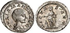 RÖMER RÖMISCHES KAISERREICH. Iulia Maesa, Großmutter des Elagabalus 218-222(+ 225/226). Denar 3,40g. Pallabüste n.r. IVLIA MAESA AVG / PIET-AS AVG Pietas steht n.l.: l. Altar. RIC 263, BMC 298-299, C.