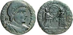 RÖMER RÖMISCHES KAISERREICH. MAGNENTIUS 350-353. AE-Maiorina 21/20mm (352) 5,22g, Trier. Büste mit Panzer und Paludamentum n.r.; dahinter A; D N MAGNEN-TIVS P F AVG / VICTORIAE DD NN AVG ET CAES Zwei 