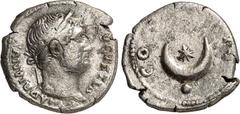 RÖMER RÖMISCHES KAISERREICH. HADRIANUS 117-138. Denar (125/128) 2,83g. Kopf mit Pallium hinterm Hals und mit Lorbeerkranz n.r. HADRIANVS - AVGVSTVS / COS - III 6-strahliger Stern auf liegender Mondsic