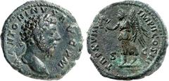 RÖMER RÖMISCHES KAISERREICH. MARCUS AURELIUS, Augustus 161-180. AE-As (1637164) 10,74g. Barhäuptiger Kopf n.r. M ANTONINVS AVG P M / TR P XVII IMP II - COS III - S - C Viktoria schreitet mit Kranz und