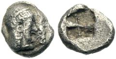 GRIECHISCHE MÜNZEN MAKEDONIEN UNBESTIMMTE MÜNZSTÄTTE Obol um 500. Nymphenkopf und Stierkopf nebeneinander n. r., das Haar der Nymphe geperlt und lang in den Nacken fallend. Rv. Viergeteiltes Quadratum