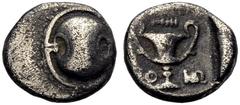 GRIECHISCHE MÜNZEN BOIOTIEN. THEBAI. Hemidrachmon (Triobol), 425-375 v. Chr. Boiotischer Schild. Rv. Kantharos, darüber Keule; Legende ΘΕΒ (etwas verwildert). 2,54 g. 13 mm. BCD, Boeotia 408 vgl. Hoov