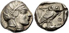 GRIECHISCHE MÜNZEN ATTIKA. ATHEN. Tetradrachmon um 440 v. Chr. Athenakopf n.r. im attischen Helm, dekoriert mit drei Ölblättern und Ranke. Rv. ΑΘΕ Eule n.r., Kopf frontal, dahinter Mondsichel und Oliv