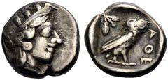 GRIECHISCHE MÜNZEN ATTIKA. ATHEN. AR Drachme, ca. 429 v. Chr. Kopf der Athena n. r., im Helm verziert mit drei Lorbeerblättern und einer Ranke. Rv. ΑΘΕ Eule; oben l. Ölzweig mit zwei Blättern. 4,22 g.