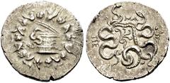 GRIECHISCHE MÜNZEN MYSIEN. PERGAMON. Cistophor, 98-95 v. Chr. Cista mystica mit geöffnetem Deckel, aus dem Innern windet sich eine Schlange; außen Efeukranz. Rv. Bogentasche zwischen zwei Schlangen; l
