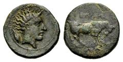 GRIECHISCHE MÜNZEN SIZILIEN GELA Tetras, Bronze, 420-405 v. Chr. ΓEΛAΣ Stier mit gesenktem Kopf n.r. schreitend; im Abschnitt drei Wertkugeln. Rv. [ΓEΛAΣ] Kopf des jugendlichen, gehörnten Flussgottes 