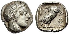 GRIECHISCHE MÜNZEN ATTIKA ATHEN Tetradrachmon um 440-430 v. Chr. Athenakopf im attischen Helm mit Helmzier n.r., auf dem Kessel Ranke und drei Olivenblätter; sie trägt einen scheibenförmigen Ohranhäng