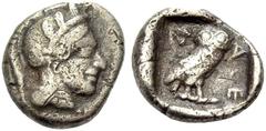 GRIECHISCHE MÜNZEN ATTIKA ATHEN Drachme, 449-415 v. Chr. Kopf der Athena im Helm n. r., auf dem Helm drei Ölblätter. Rv. AΘE Eule n. r., oben Ölzweig mit Olive zwischen zwei Blättern, (Mondsichel). 4,