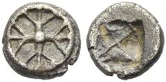 GRIECHISCHE MÜNZEN AUS DER SAMMLUNG EINES PHILHELLENEN ATTIKA ATHEN Obol der Wappenmünzenserie , um 550 v. Chr. Vierspeichiges Rad. Rv. Quadratum incusum, durch Diagonalen geteilt. 0,55 g. Svoronos, A