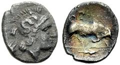 GRIECHISCHE MÜNZEN LUKANIEN THURIOI Diobol, 4.-3. Jh. Kopf der Athena in einem mit Scylla geschmückten Helm mit Helmbusch n. r. Rv. Π(ΑΡ?) Stier n. r. stoßend, unter der Bodenlinie Fisch n. r. 0,99 g.