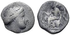 GRIECHISCHE MÜNZEN BRUTTIUM TERINA Diobol, ca. 420-400 v. Chr. Nymphenkopf mit Sphendone n. r. Rv. Geflügelte Nike auf Cippus n. l. sitzend, Glocke haltend. 0,95 g. Holloway-Jenkins 36,77. Dunkle Pati