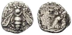GRIECHISCHE MÜNZEN IONIEN EPHESOS Tetartemorion, 6.-5. Jh. Biene mit gerollten Fühlern im Perlenkreis. Rv. Adlerkopf n. r. in Inkusum. 0,16 g. Karwiese Tf. 2,1,Ser. IV. Raue Oberfläche, sonst Gutes se